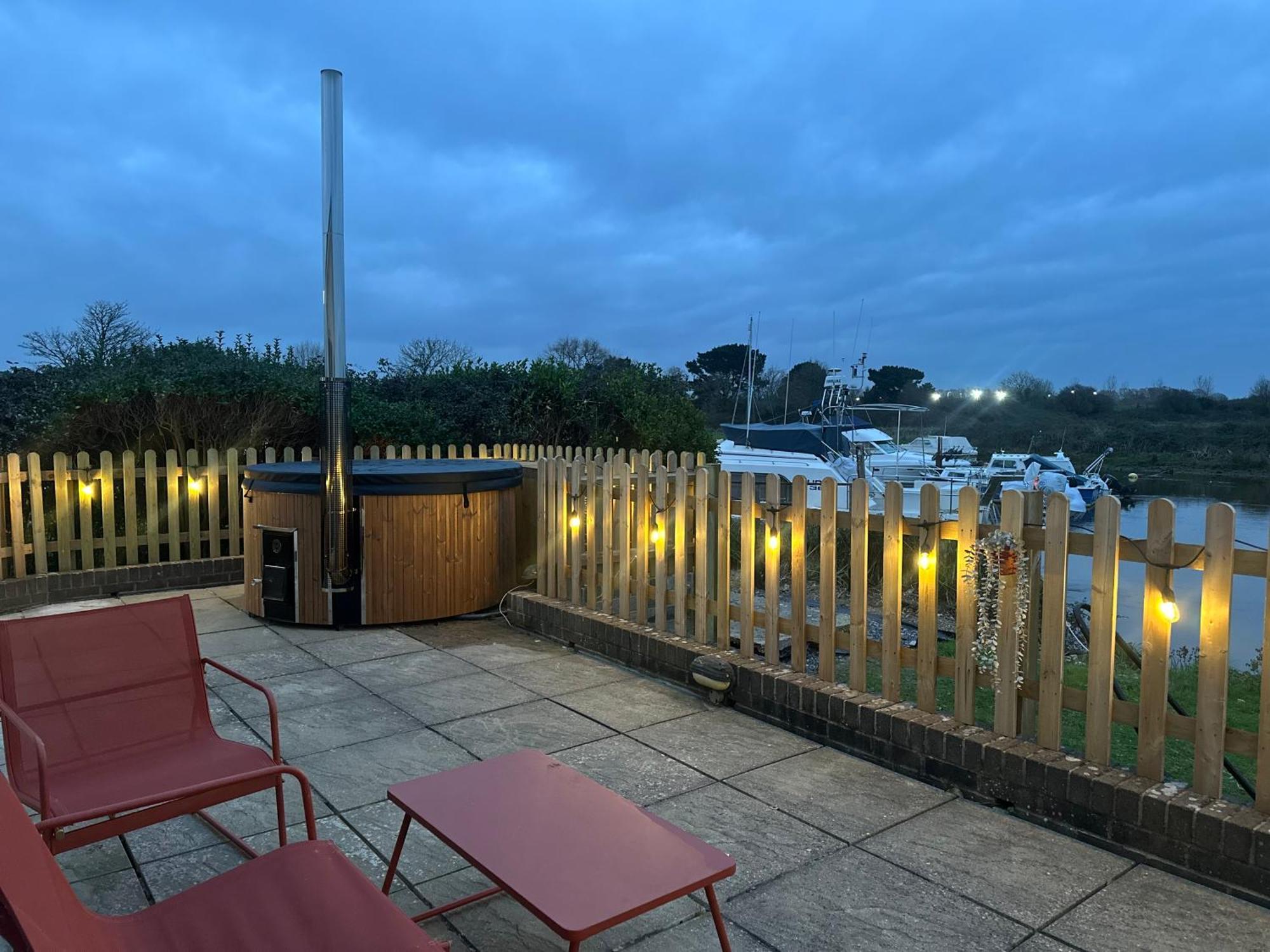 Hot Tub With A View - Christchurch Harbour Luaran gambar